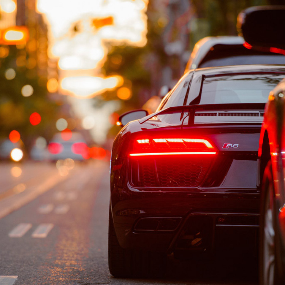 achteraanzicht zwarte sportauto